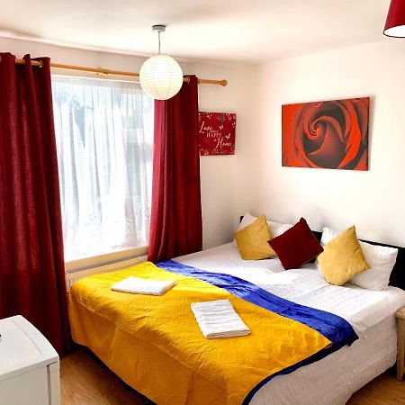 Studio Apartment, Private Bathroom And Parking 일포드 외부 사진