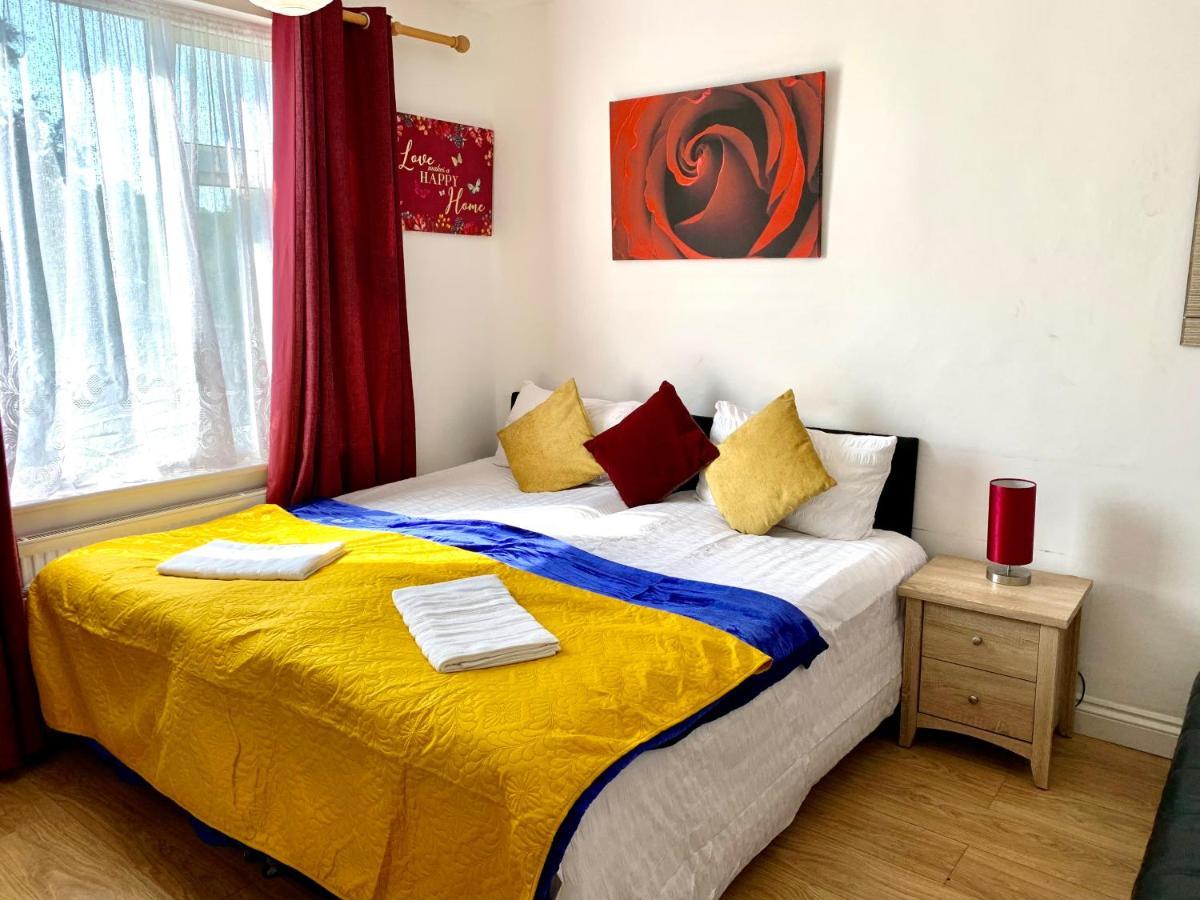 Studio Apartment, Private Bathroom And Parking 일포드 외부 사진